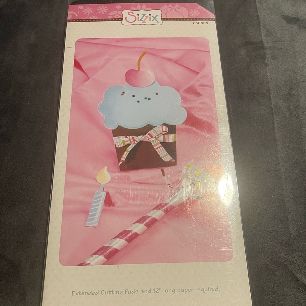 Sizzix XL Die Cupcake Card